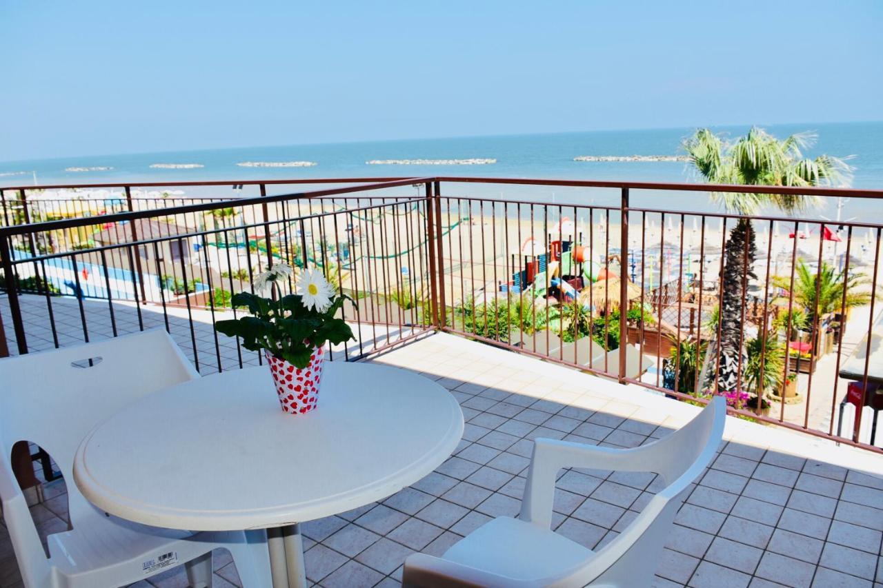 Astoria Hotel Pesaro Luaran gambar