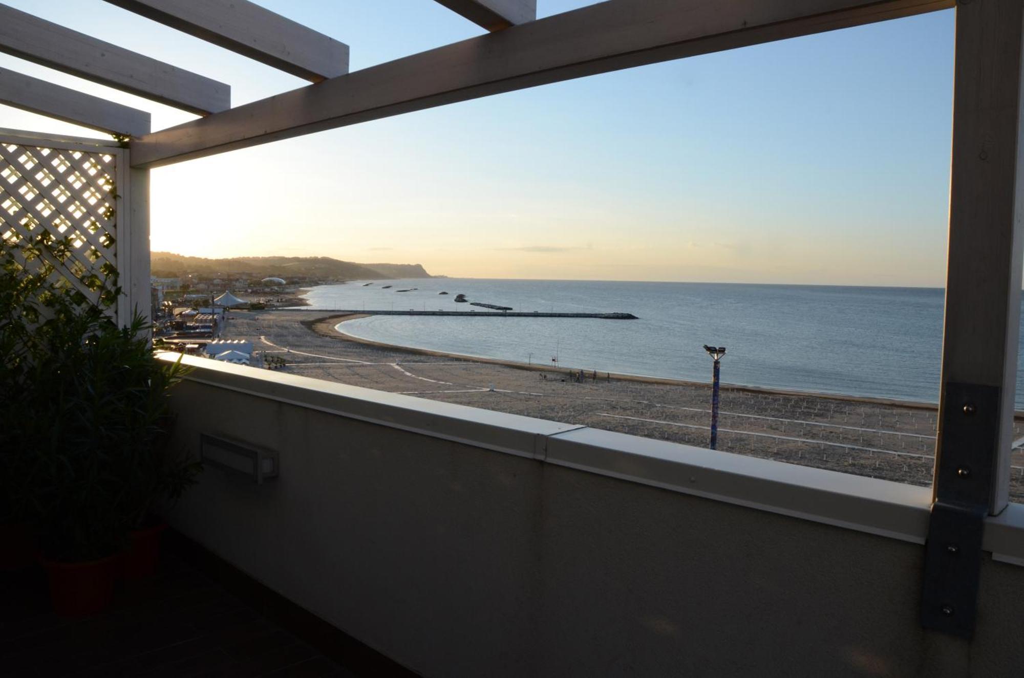 Astoria Hotel Pesaro Luaran gambar