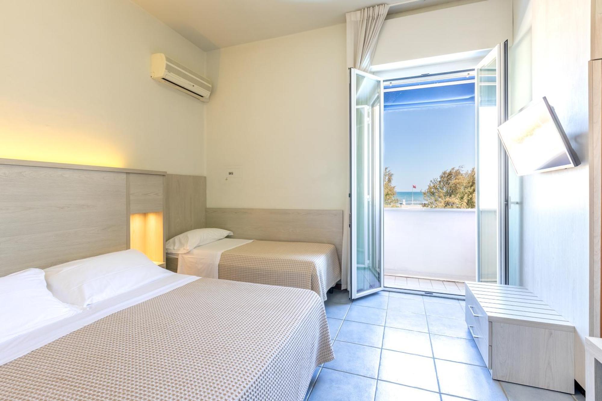 Astoria Hotel Pesaro Luaran gambar