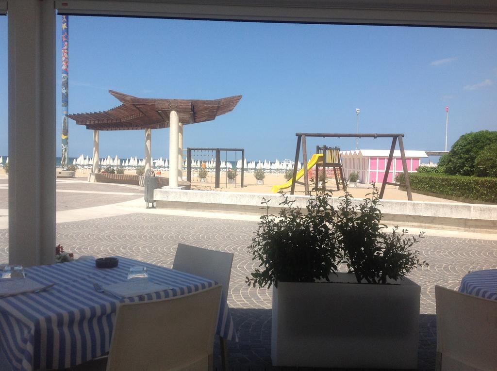 Astoria Hotel Pesaro Luaran gambar
