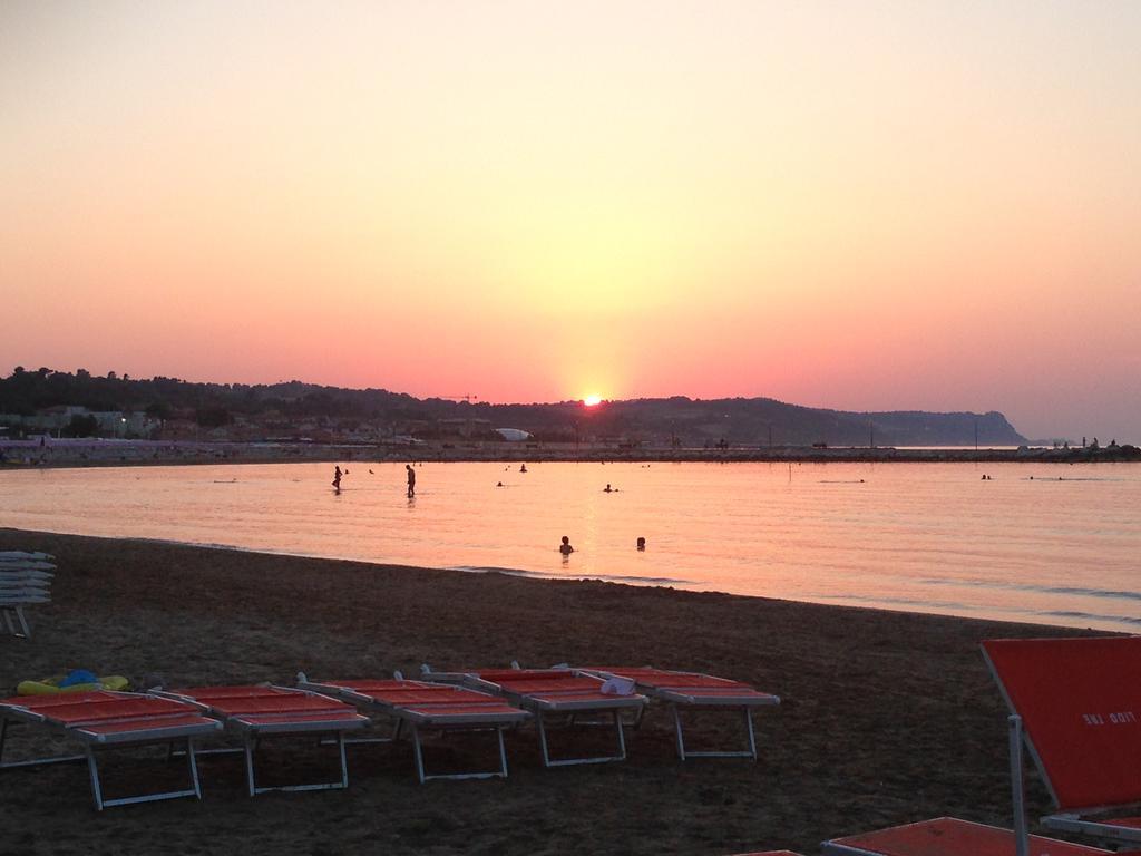 Astoria Hotel Pesaro Luaran gambar