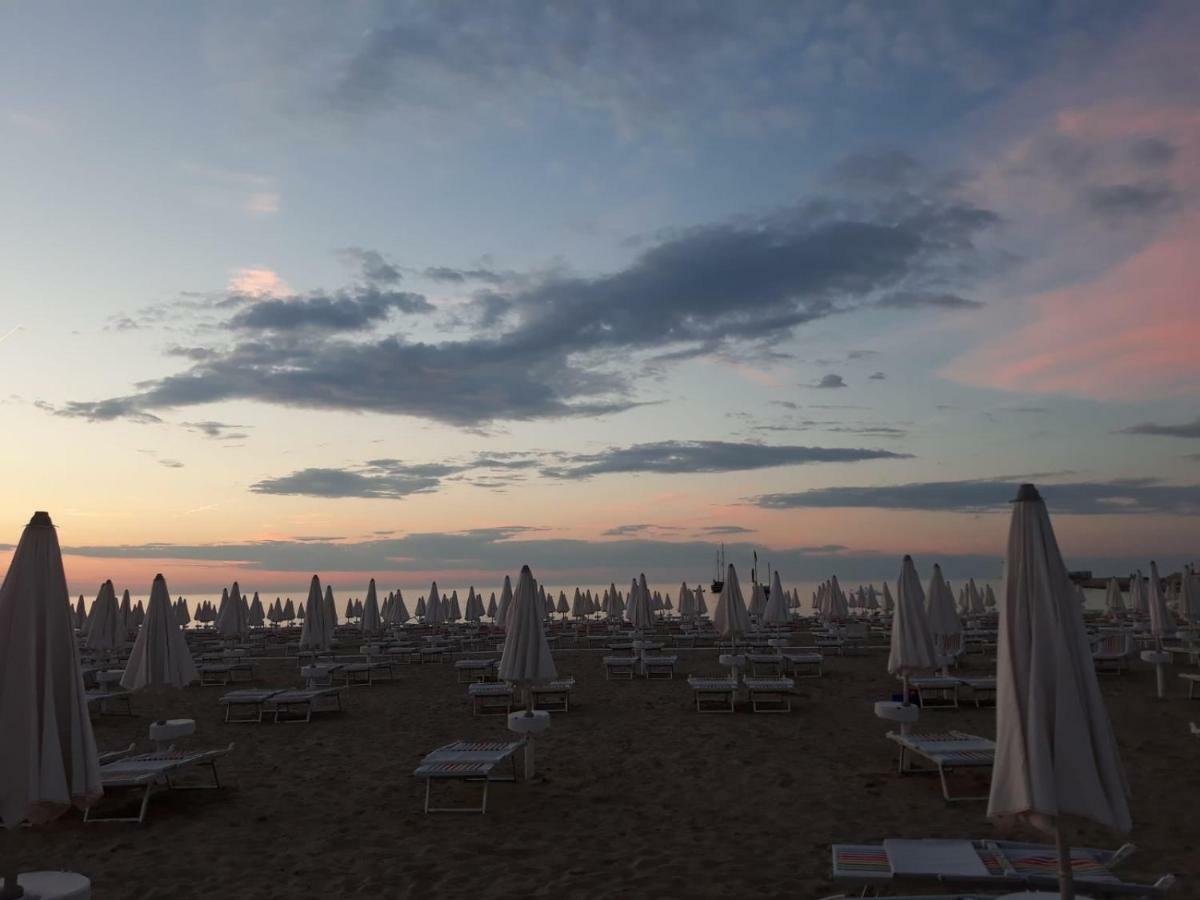 Astoria Hotel Pesaro Luaran gambar