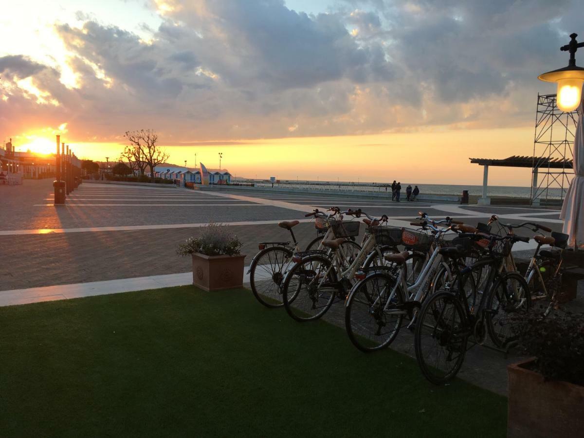 Astoria Hotel Pesaro Luaran gambar